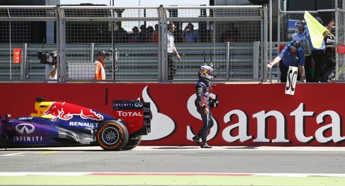 Sebastian Vettel si ferma per un guasto al cambio. Reuters